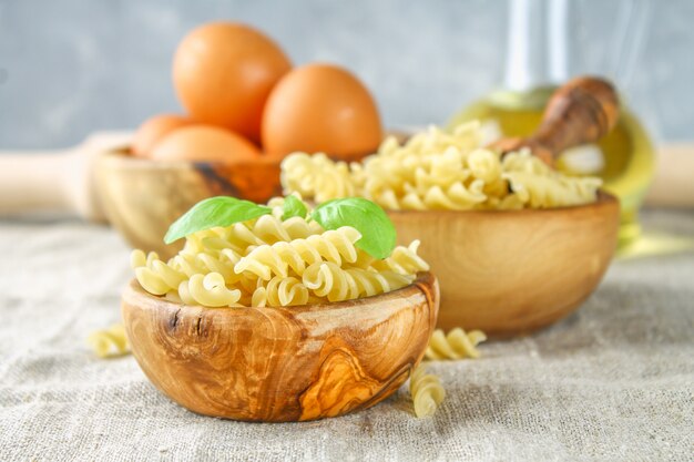 Pâtes En Forme D'hélice Ou De Tire-bouchon. Rotini Macaroni. Relatif à