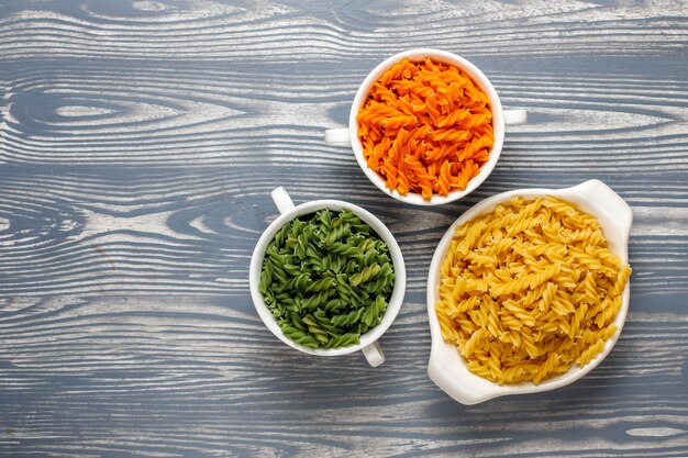 Pâtes fusilli végétales multicolores sans gluten.