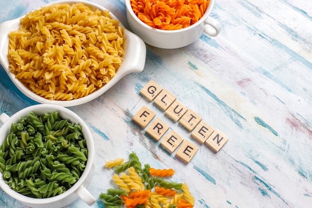 Pâtes fusilli végétales multicolores sans gluten.