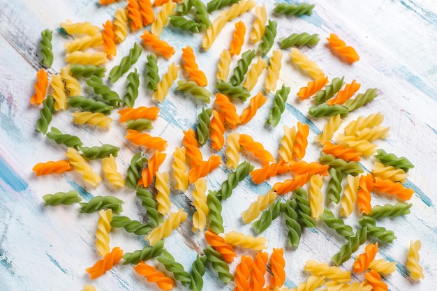 Pâtes fusilli végétales multicolores sans gluten.