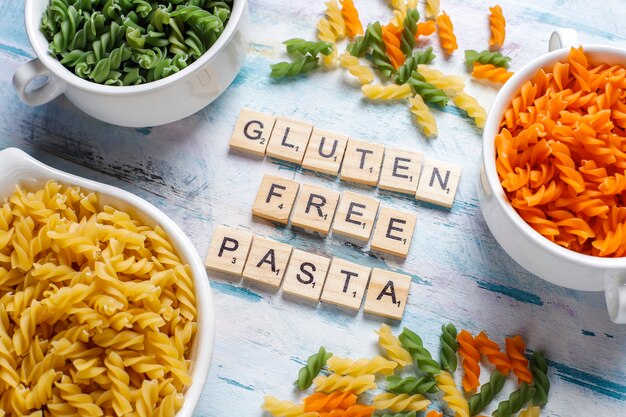 Pâtes fusilli végétales multicolores sans gluten.