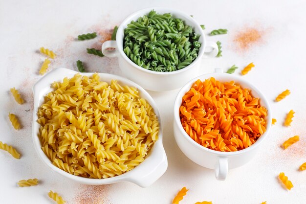 Pâtes fusilli végétales multicolores sans gluten.