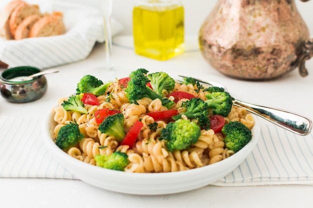 Photo gratuite pâtes fusilli végétariennes à la tomate et au brocoli