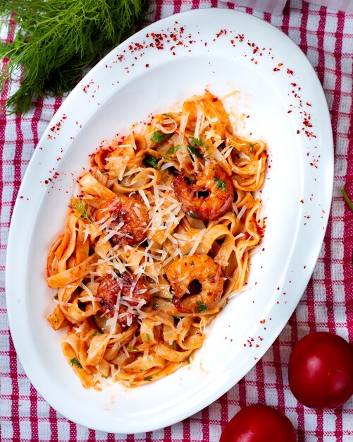 Pâtes italiennes à la sauce tomate avec parmesan haché.