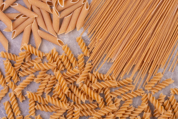 Pâtes maison isolées sur un espace en marbre.