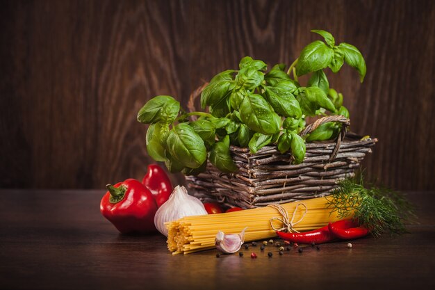 Pâtes non cuites avec ingrédient sur spaghetti