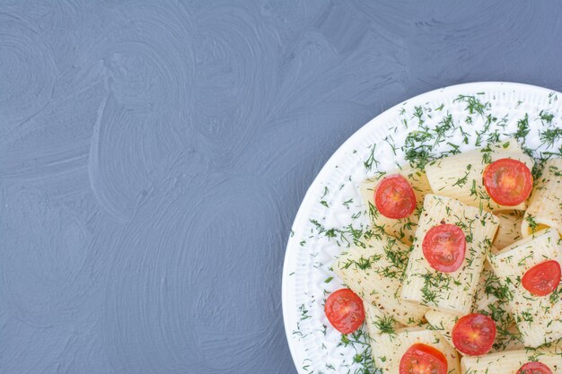 Pâtes penne aux tomates et épices dans une assiette blanche