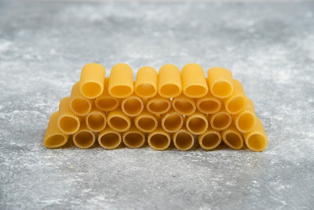 Photo gratuite pâtes penne sur une table en marbre.