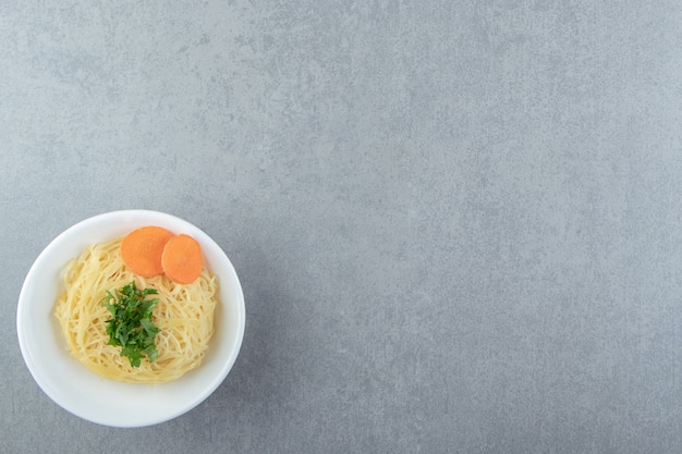 Pâtes spaghetti bouillies dans un bol blanc