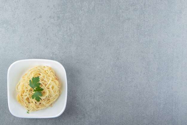 Pâtes spaghetti bouillies dans un bol blanc.