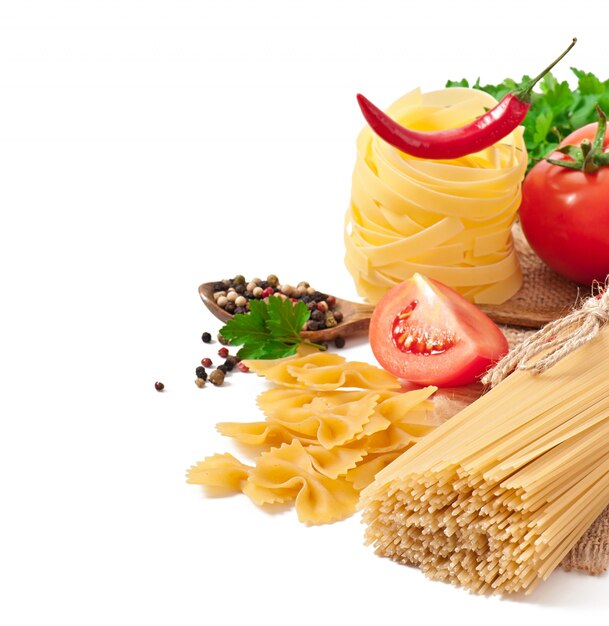 Pâtes spaghetti, légumes, épices isolés sur blanc