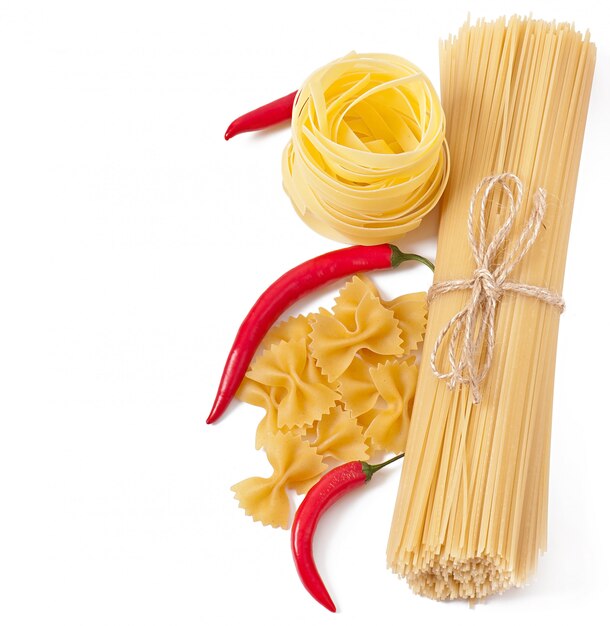 Pâtes spaghetti, légumes, épices isolés sur blanc