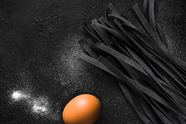 Photo gratuite pâtes tagliatelles noires et oeuf