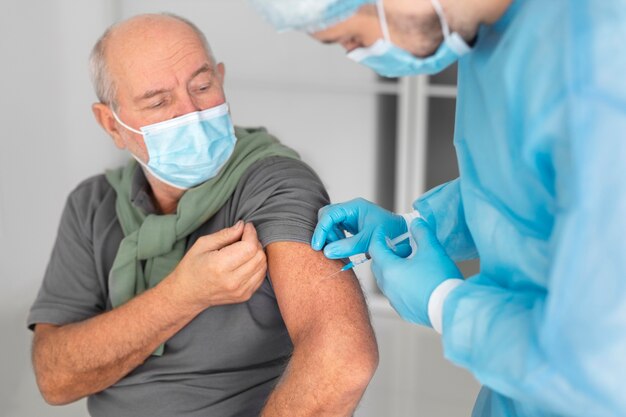 Un patient âgé se fait vacciner contre le coronavirus