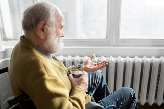 Photo gratuite patient âgé souffrant de parkinson