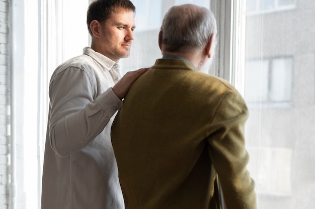 Photo gratuite patient âgé souffrant de parkinson