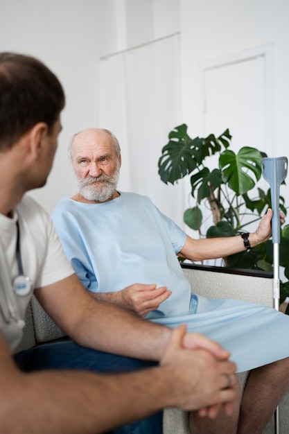 Photo gratuite patient âgé souffrant de parkinson