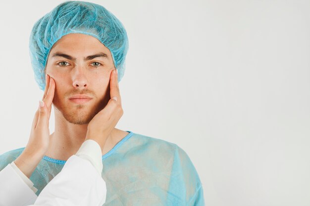 Patient avec casquette