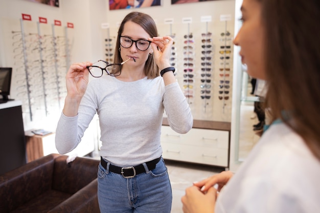 Photo gratuite patient choisissant des lunettes