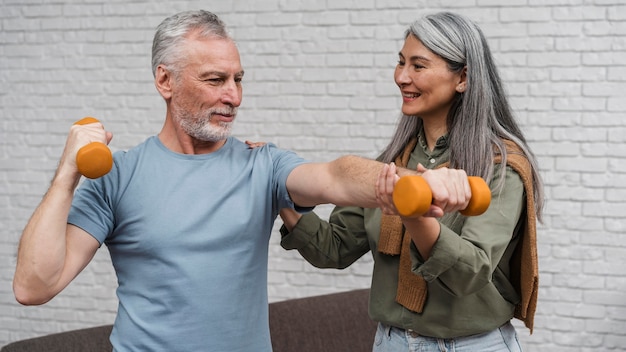 Patient commençant un entraînement de récupération médicale