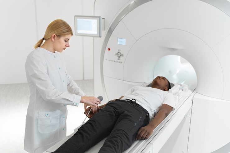 Photo gratuit patient à coup moyen prêt à passer un scanner