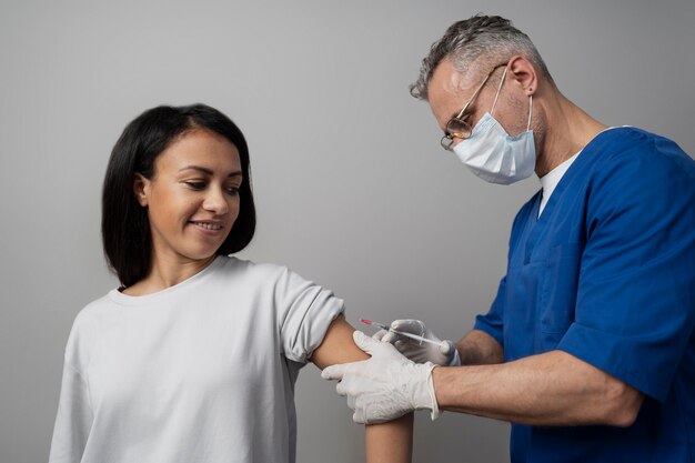 Patient à coup moyen se faisant vacciner