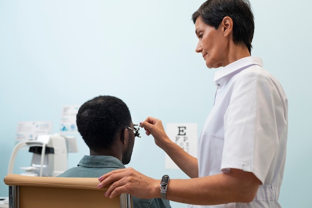 Photo gratuite patient dans le cabinet de l'ophtalmologiste