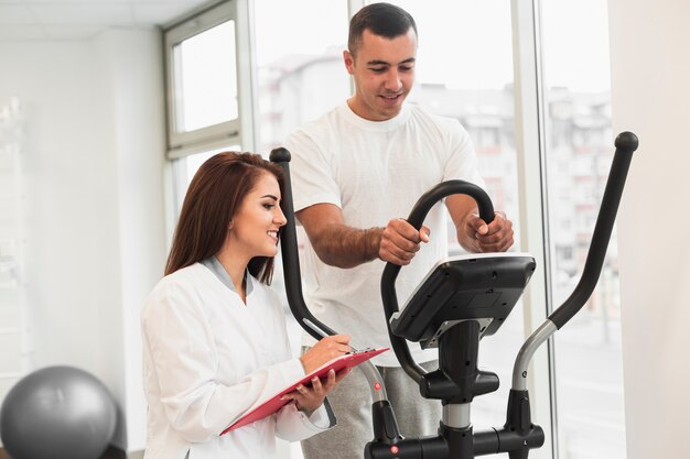 Patient faisant des exercices médicaux supervisés par un médecin