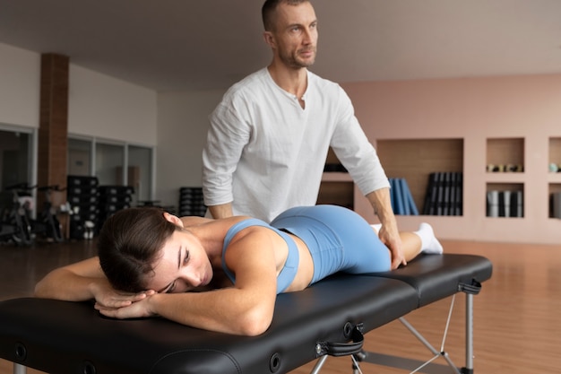 Photo gratuite patient faisant de la réadaptation physique aidé par des thérapeutes