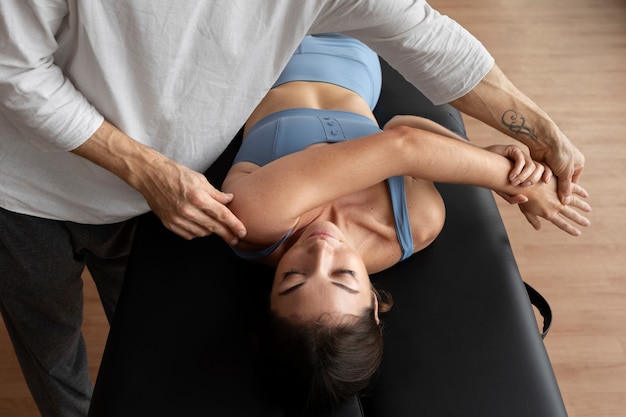 Photo gratuite patient faisant de la réadaptation physique aidé par des thérapeutes