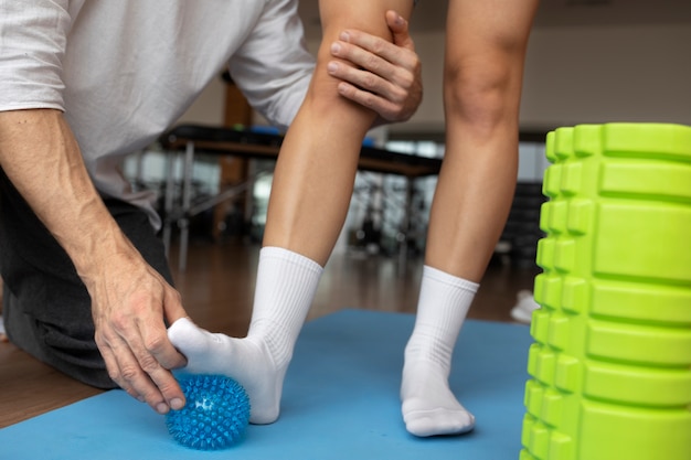 Patient faisant de la réadaptation physique aidé par des thérapeutes