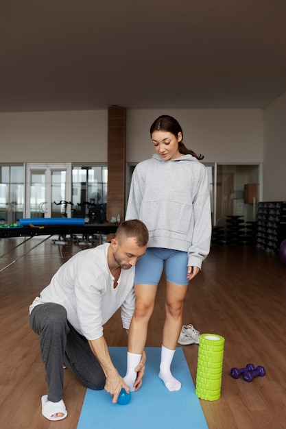 Photo gratuite patient faisant de la réadaptation physique aidé par des thérapeutes