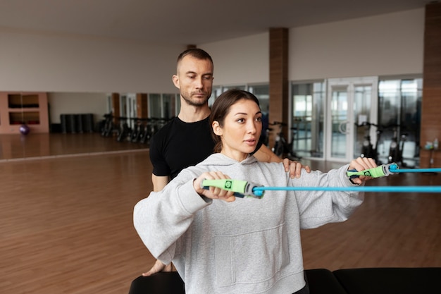 Photo gratuite patient faisant de la réadaptation physique aidé par des thérapeutes