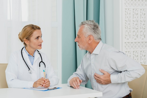 Patient localisant la douleur chez le médecin