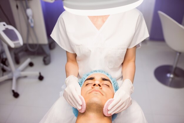 Patient masculin recevant un massage du médecin