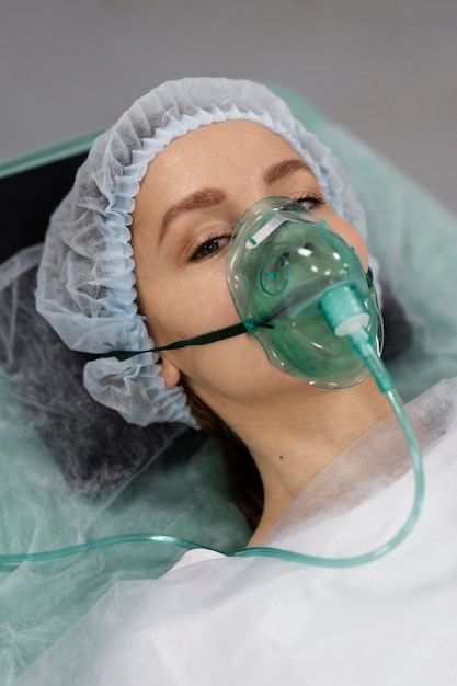 Photo gratuite patient avec masque à oxygène dans la salle d'opération