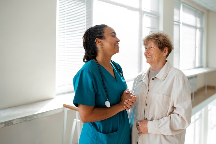 Photo gratuit patient et médecin smiley coup moyen