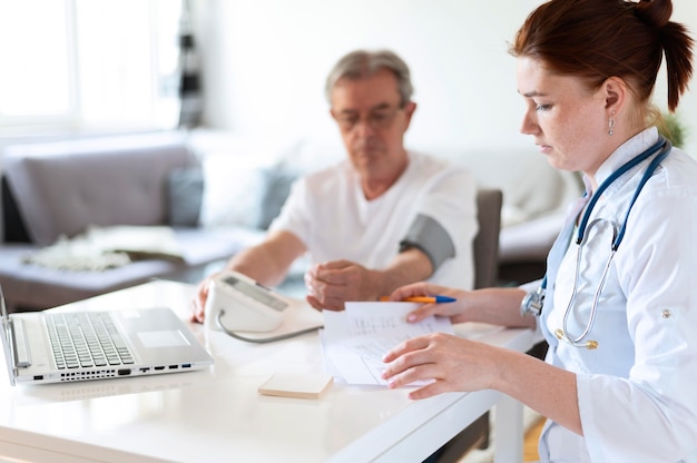 Patient et médecin de tir moyen