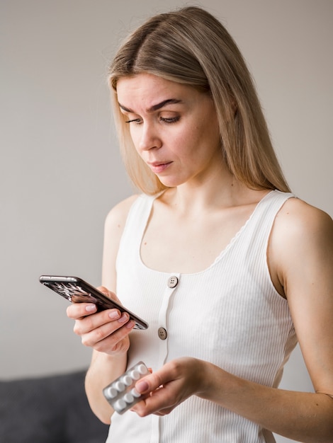 Patient moyen avec smartphone