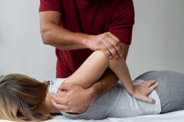 Patient d'ostéopathie recevant le massage de traitement