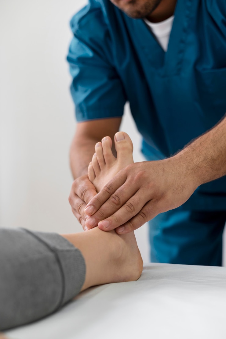 Photo gratuit patient d'ostéopathie recevant le massage de traitement