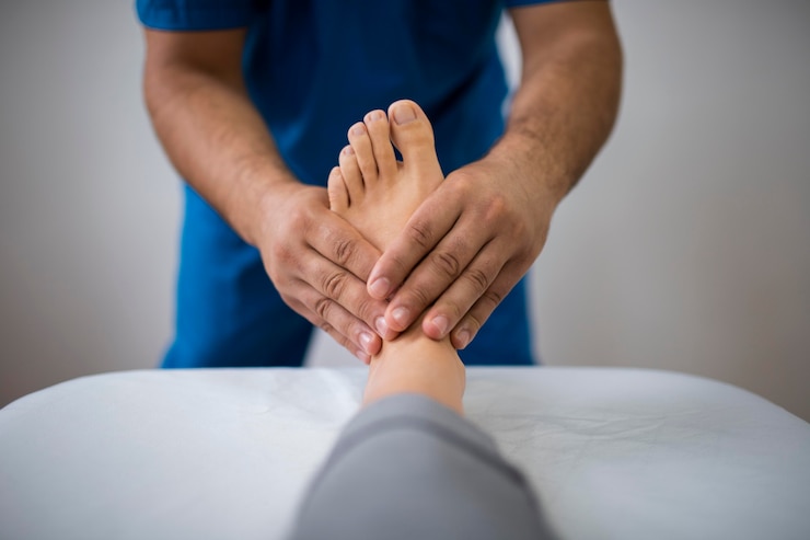 Photo gratuit patient d'ostéopathie recevant le massage de traitement