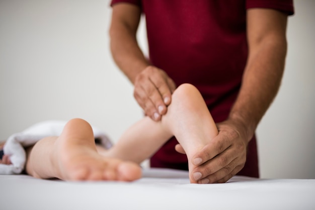 Photo gratuite patient d'ostéopathie recevant le massage de traitement