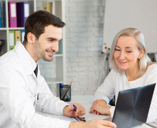 Patient de plan moyen regardant la radiographie