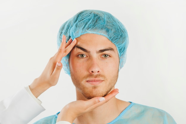 Patient portant un casquette