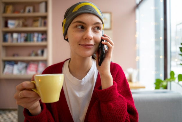 Photo gratuite patient profitant du temps libre après un traitement de chimiothérapie