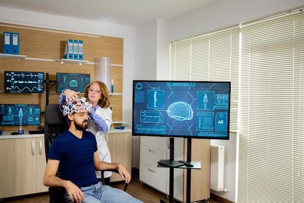 Photo gratuite patient qui subit une procédure de scintigraphie cérébrale dans un centre neurologique. laboratoire moderne