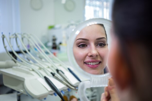 Patient, regarder, elle, figure, miroir