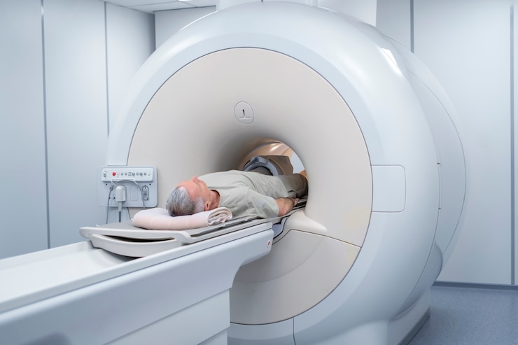 Photo gratuit le patient se prépare pour le scanner.
