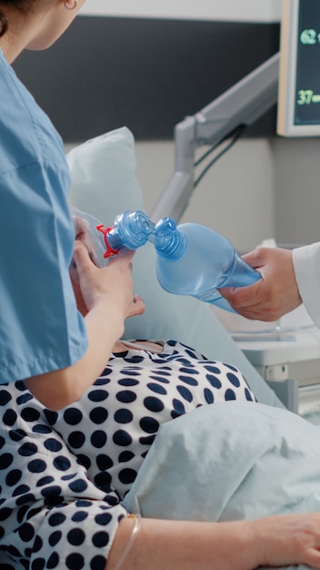 Patient souffrant de problèmes respiratoires demandant une aide médicale